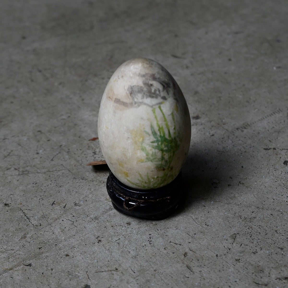 Eggstone & woodstand {R-00615}