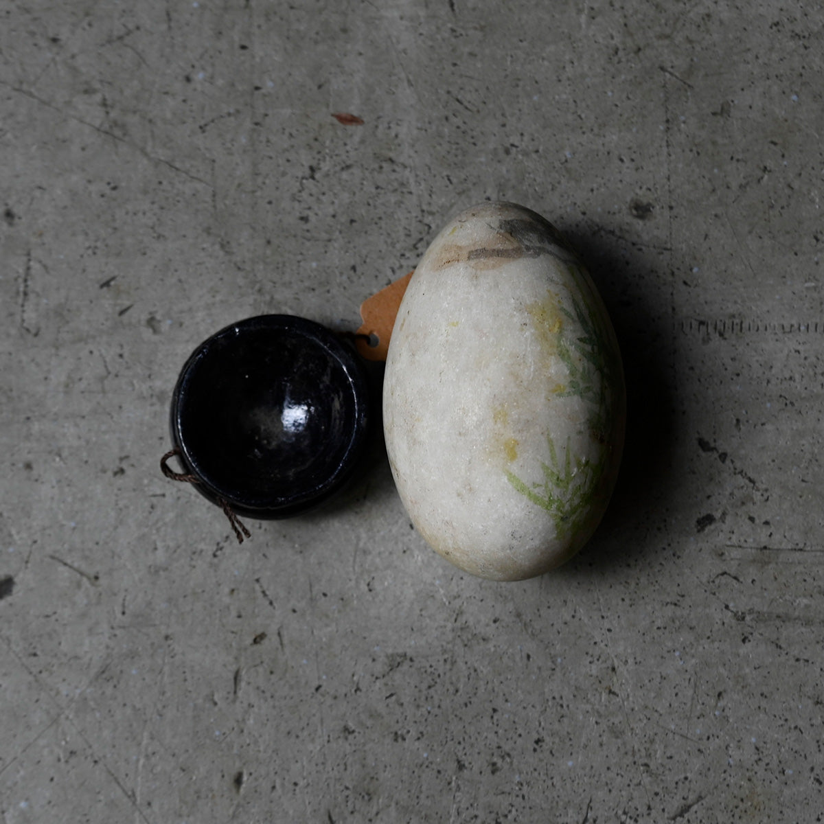 Eggstone & woodstand {R-00615}