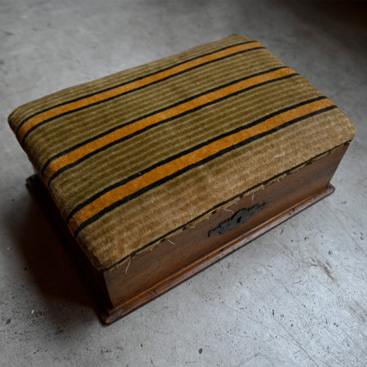 Antique Fabric-Covered Box{R-00715}