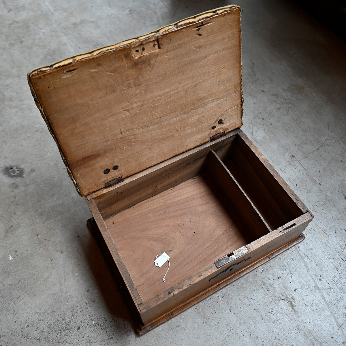 Antique Fabric-Covered Box{R-00715}