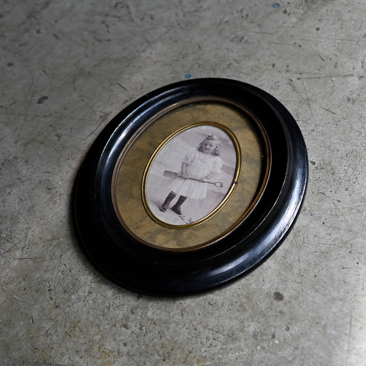 Antique Oval Photo Frame with Vintage Photograph{ F-00505 }