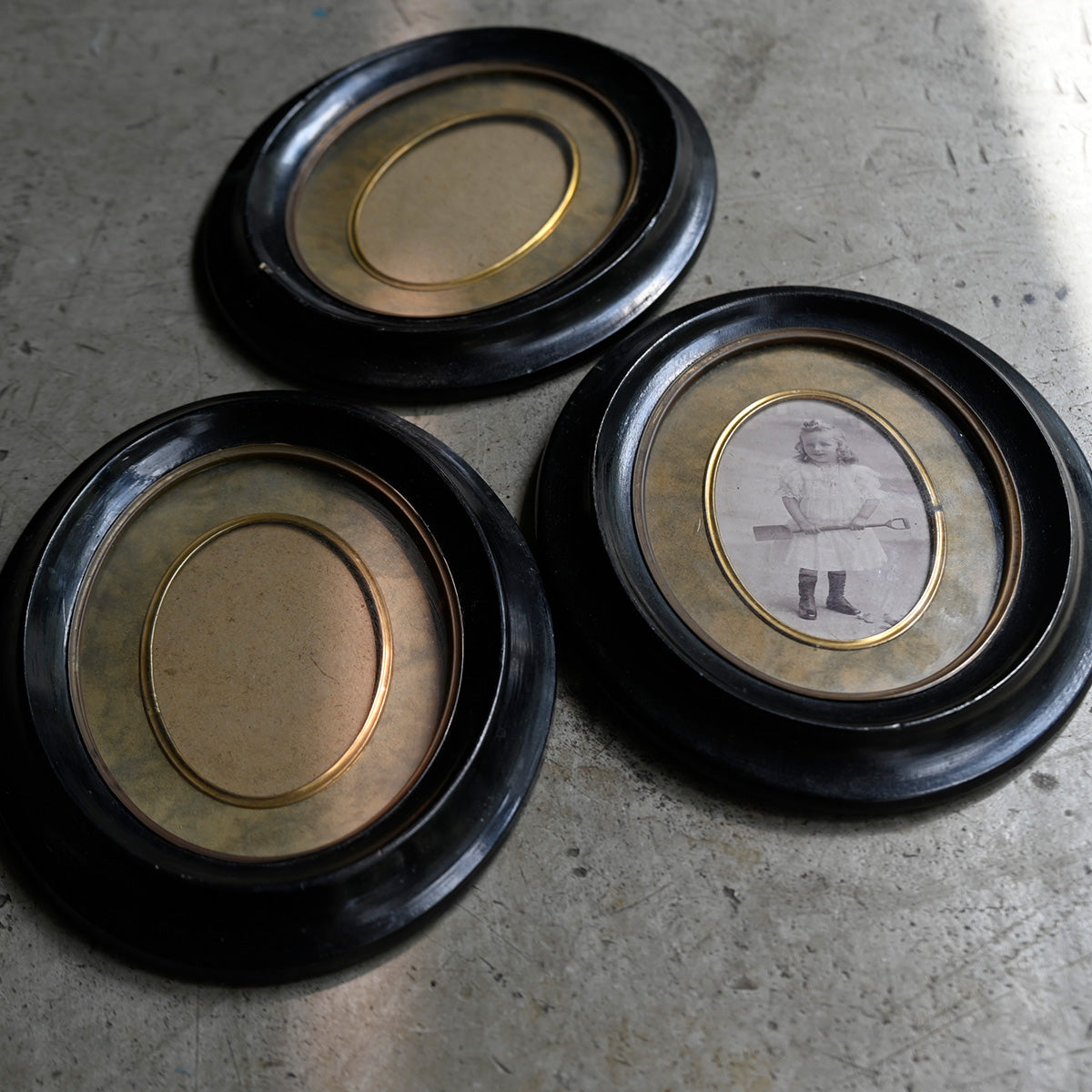 Black Oval Photo Frame "daughter"{RB-00502}