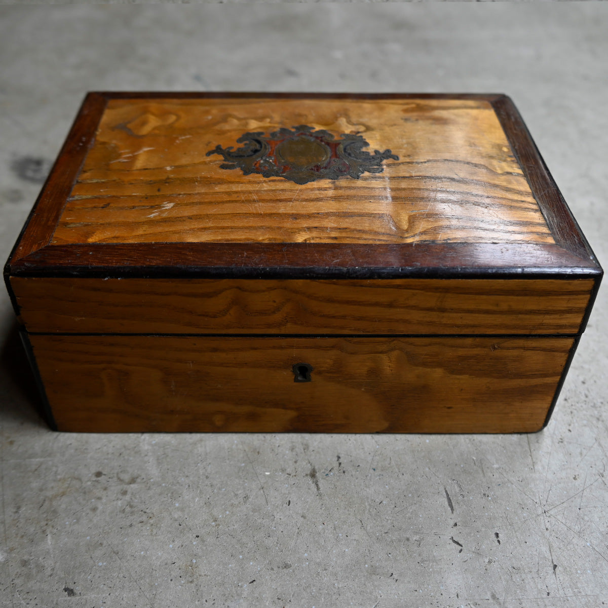 Antique Wooden Box with Crest Decoration{R-00712}