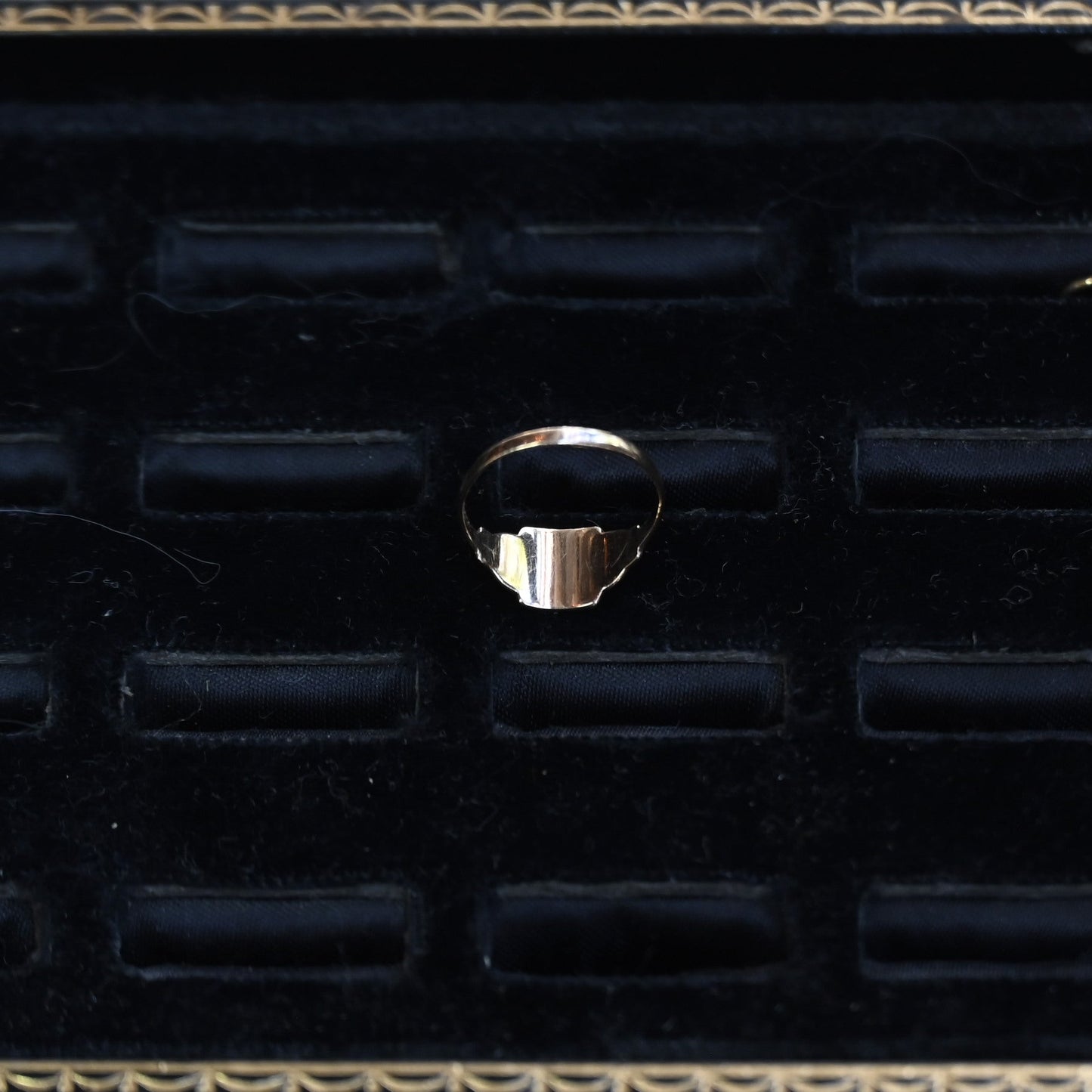 10k Signet Ring "M" {RM-00303}