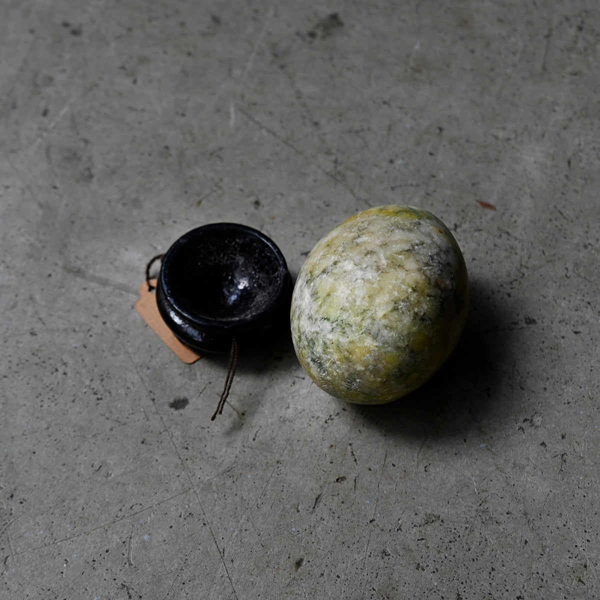 Eggstone & woodstand {R-00614}