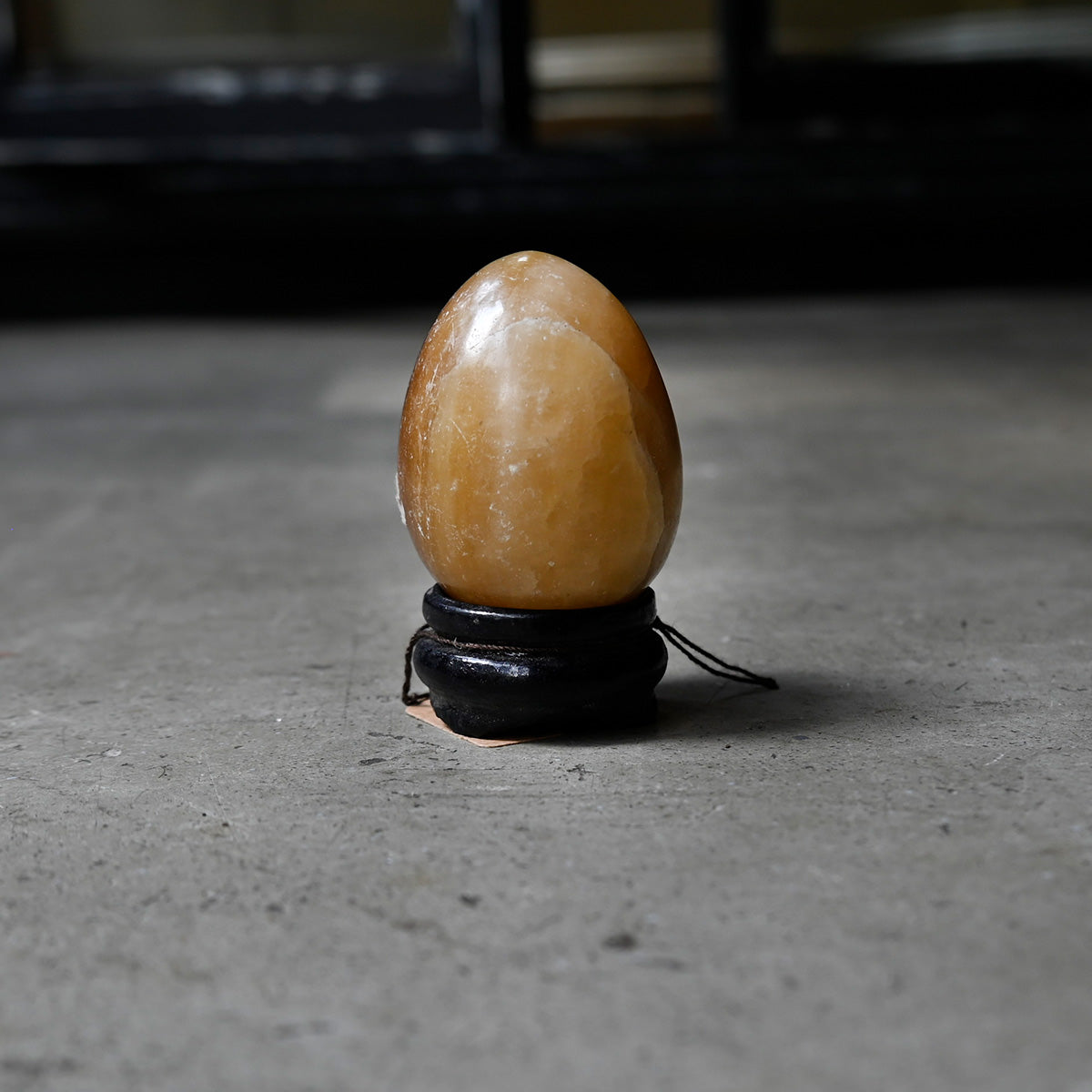 Eggstone & woodstand {R-00616}
