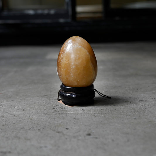 Eggstone & woodstand {R-00616}