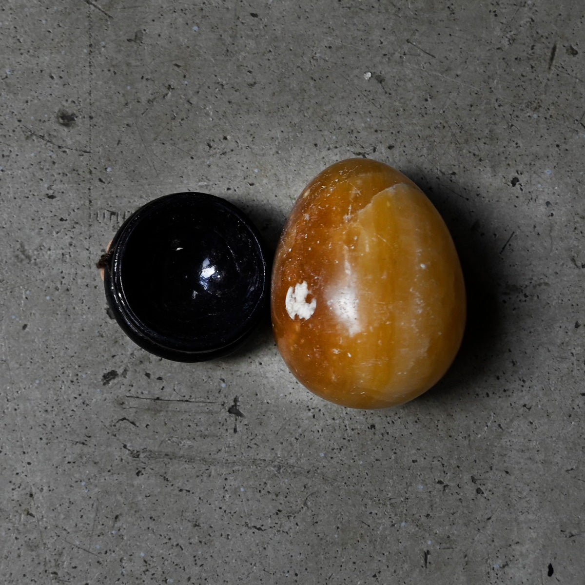 Eggstone & woodstand {R-00616}