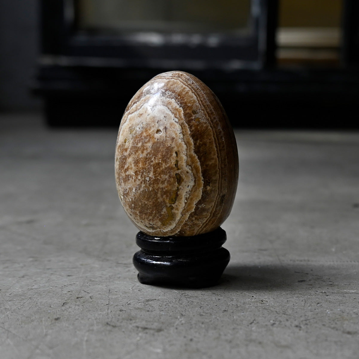 Eggstone & woodstand {R-00617}
