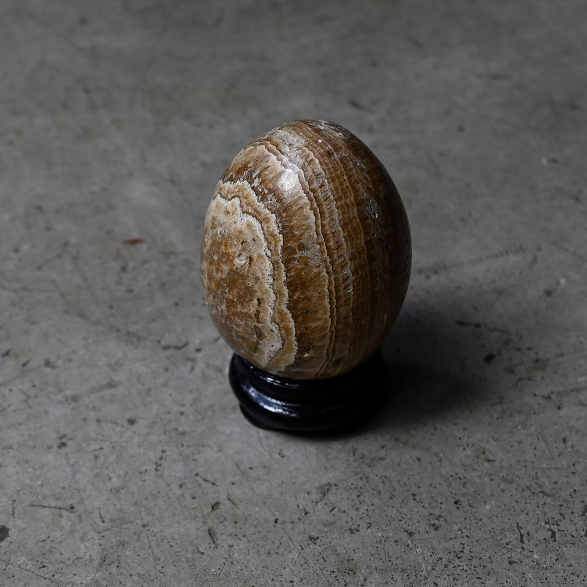 Eggstone & woodstand {R-00617}