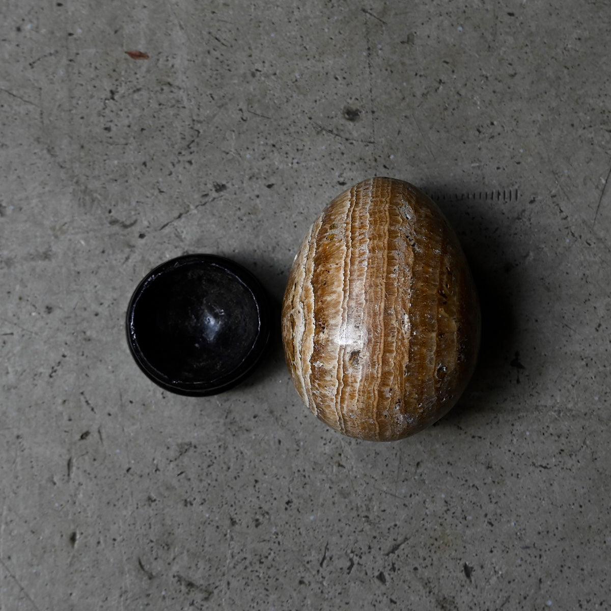 Eggstone & woodstand {R-00617}