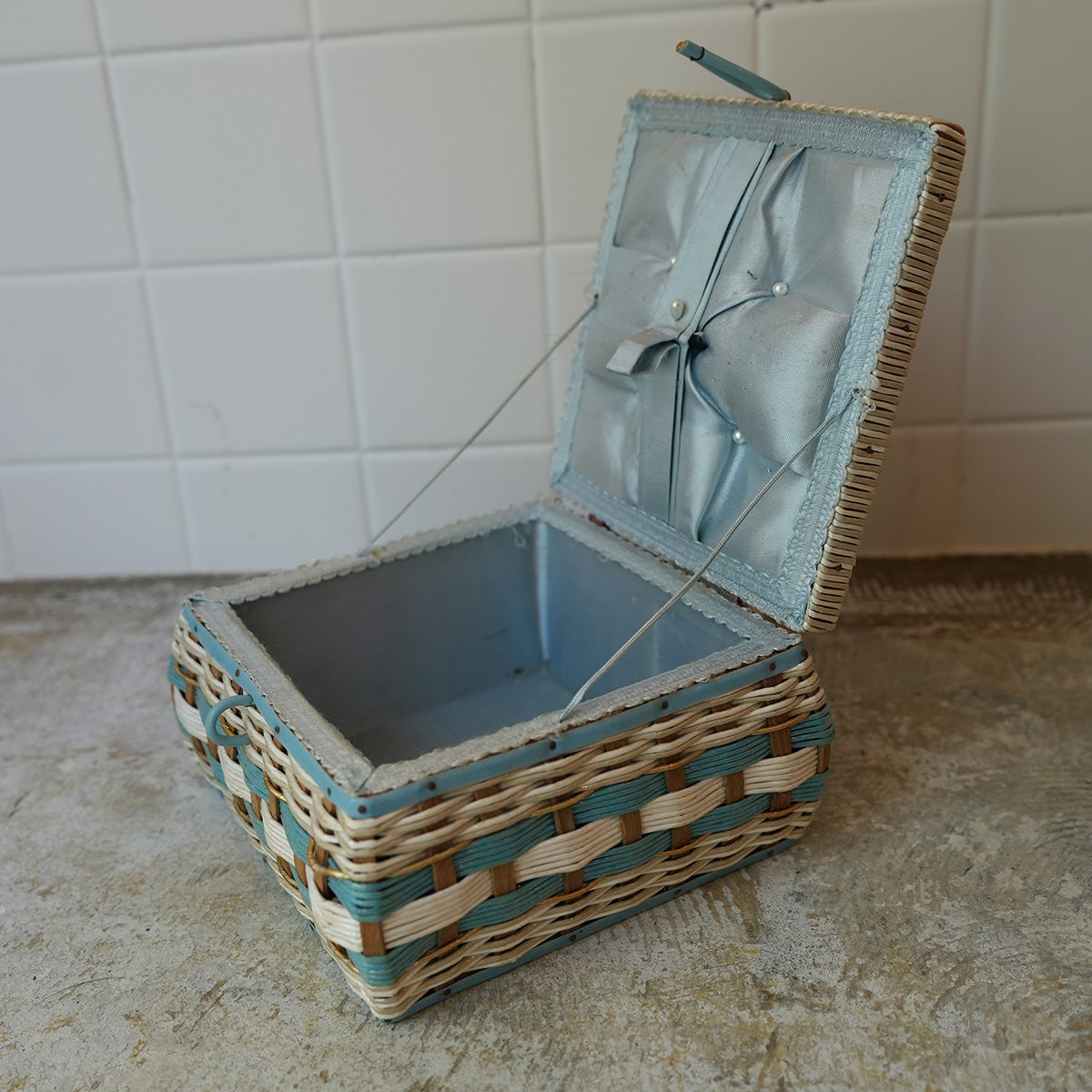 Vintage Basket case{F-009024}