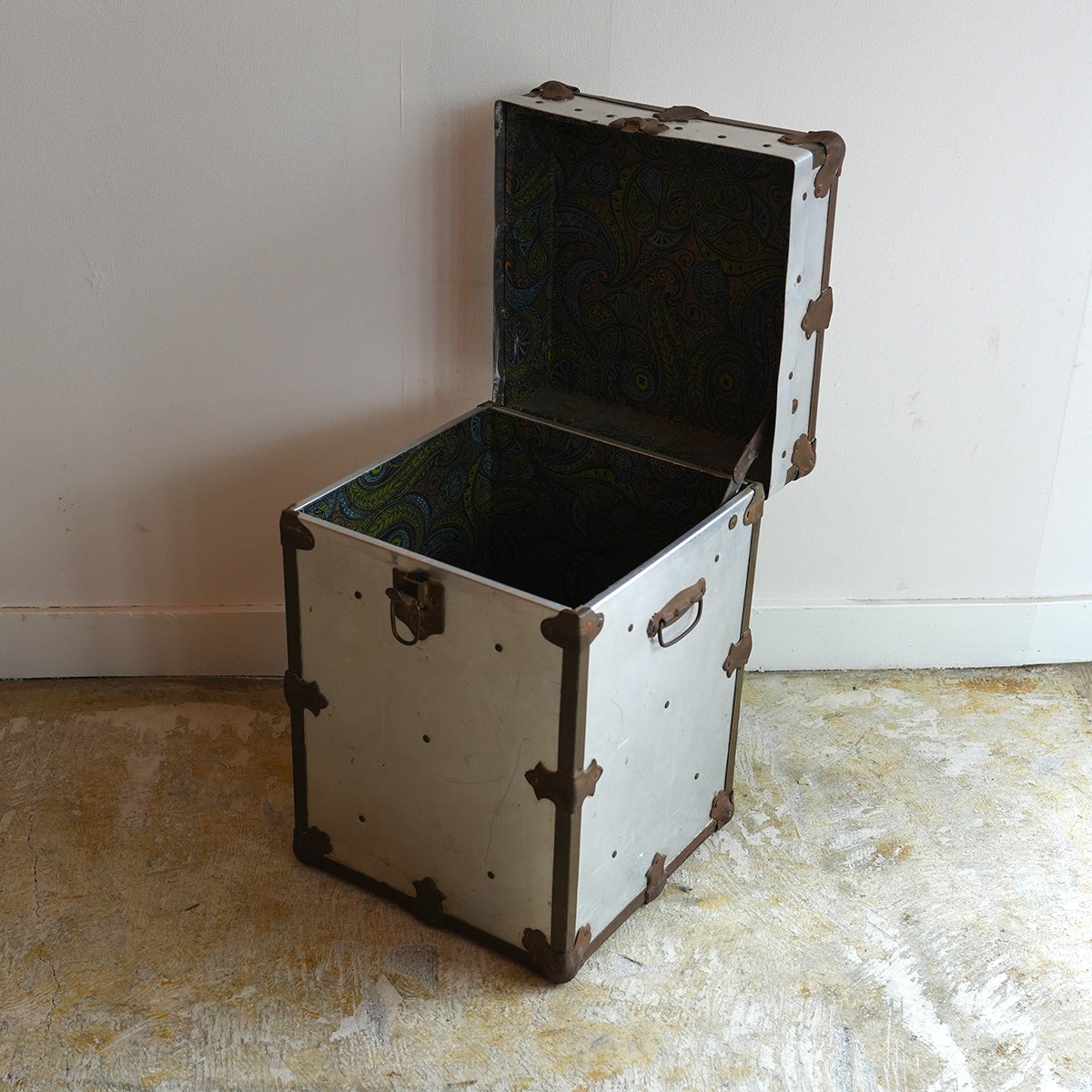 Matal Box {F-009029}