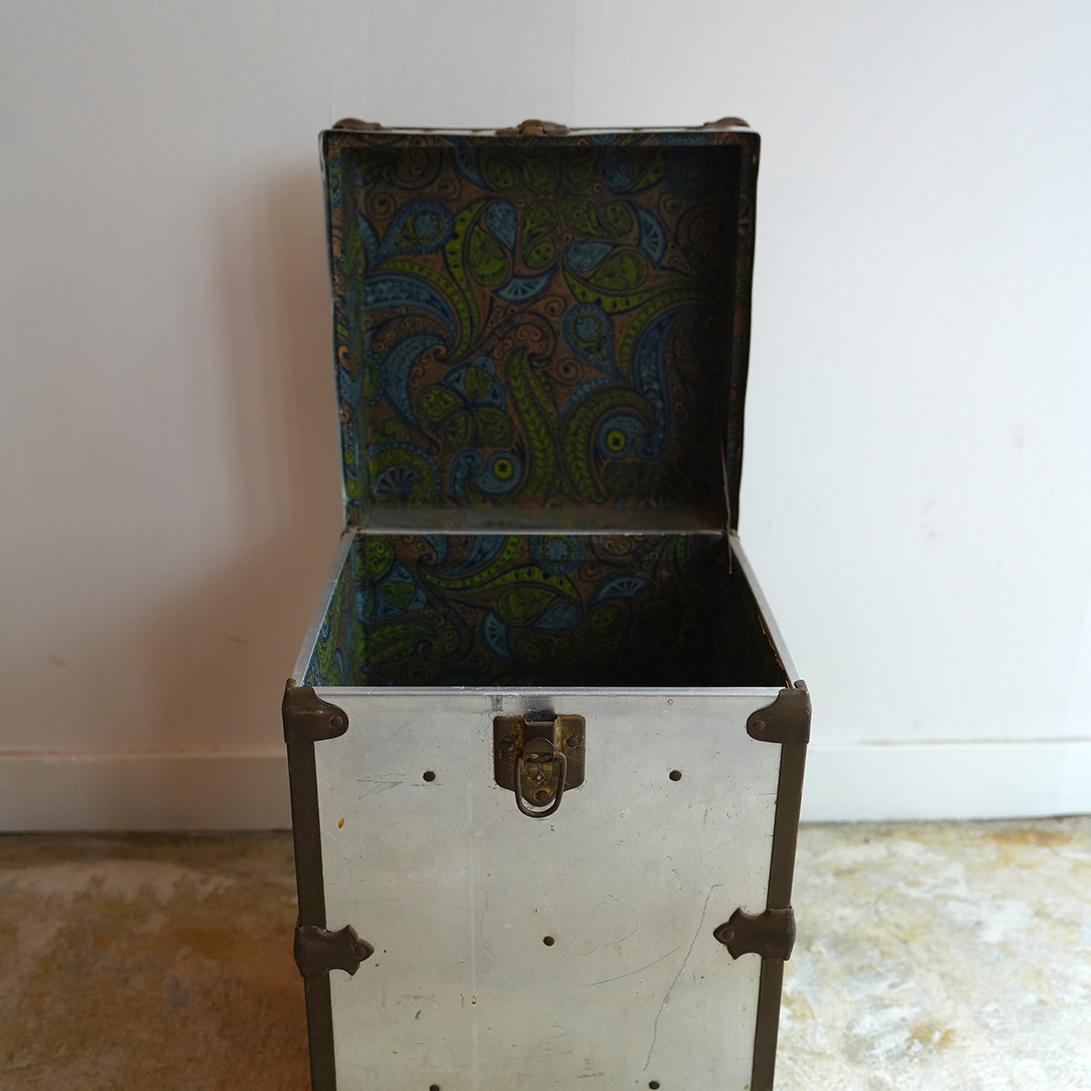 Matal Box {F-009029}