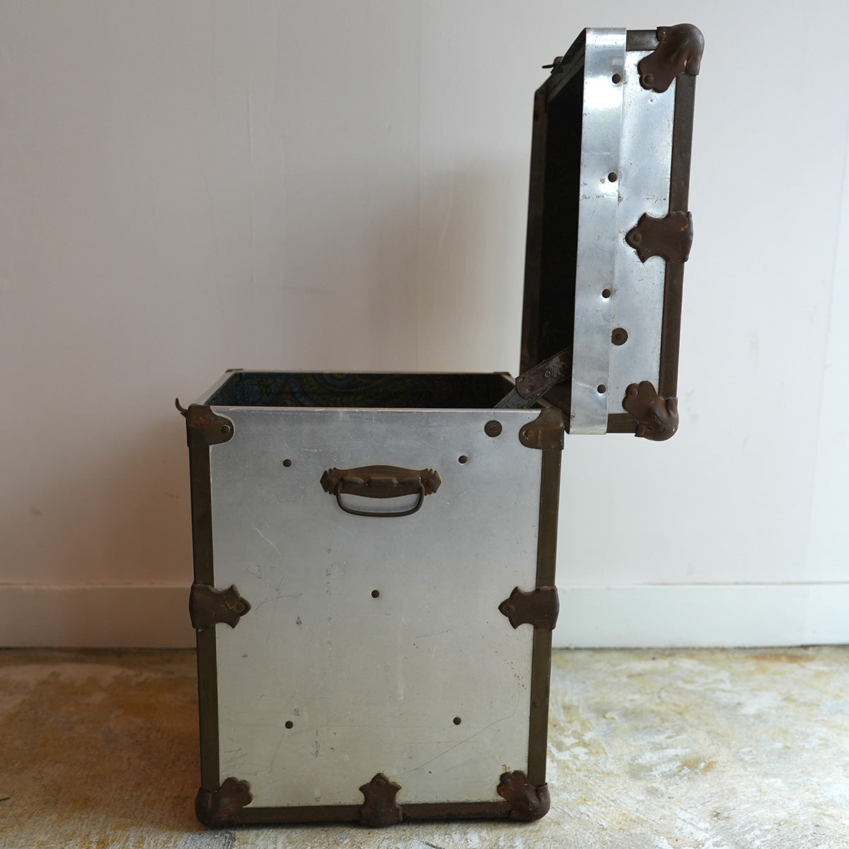 Matal Box {F-009029}