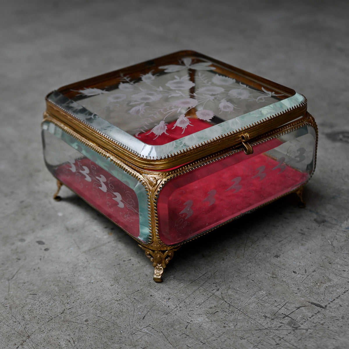 Decorative glass jewelry box{R-00711}