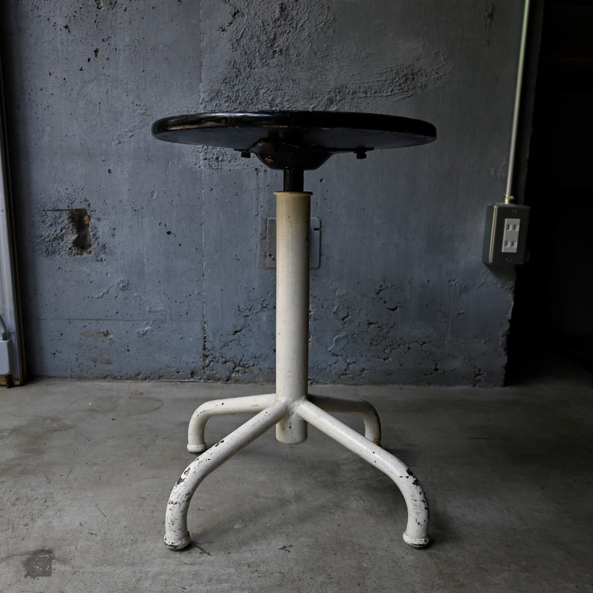 Iron stool  {R-00201}