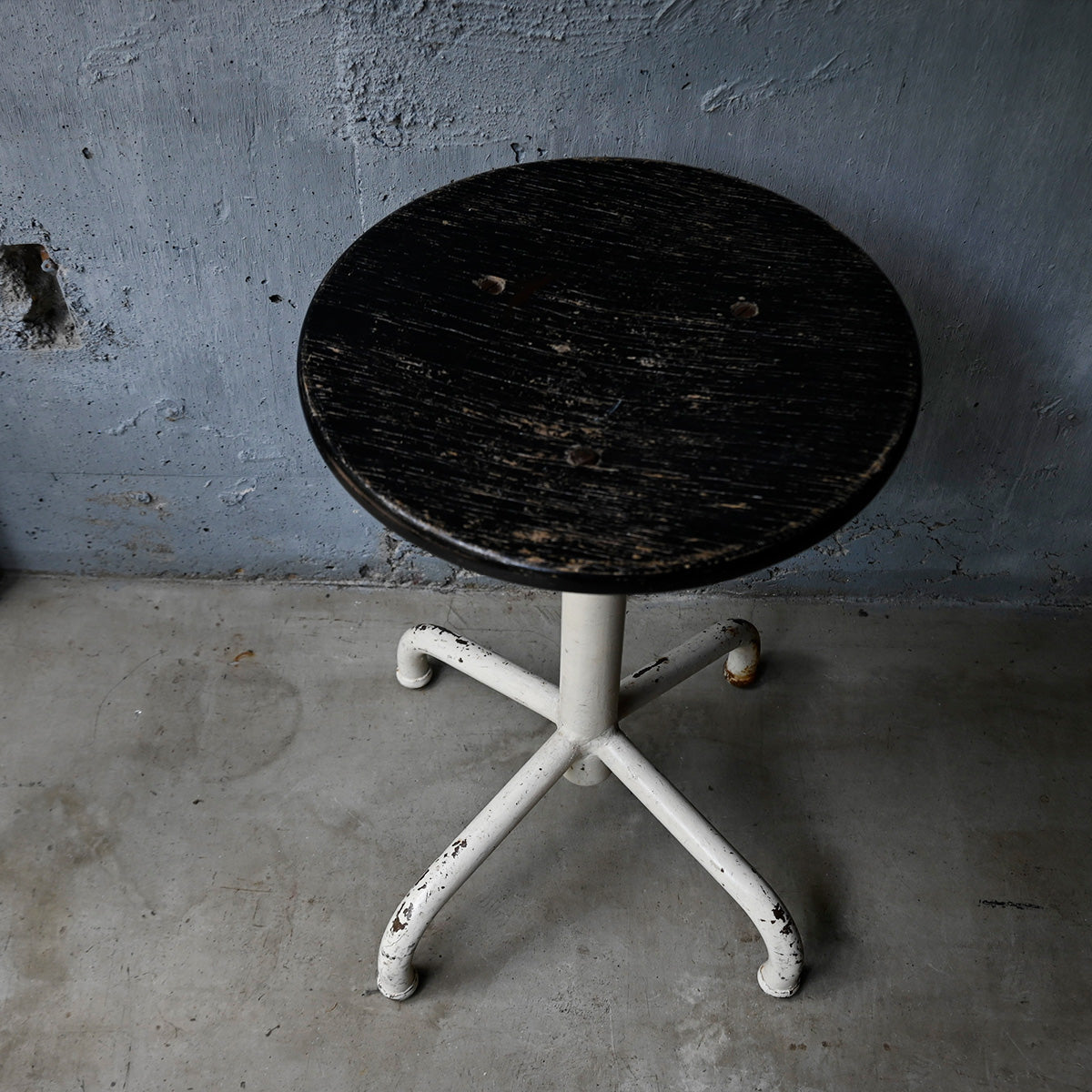 Iron stool  {R-00201}