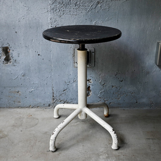Iron stool  {R-00201}