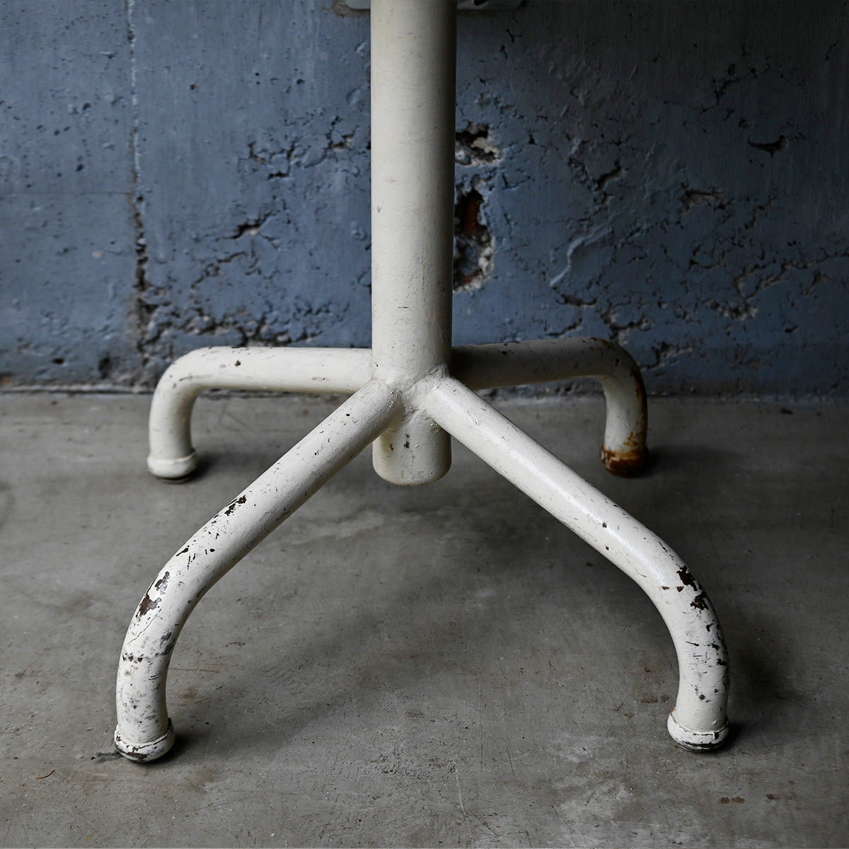 Iron stool  {R-00201}