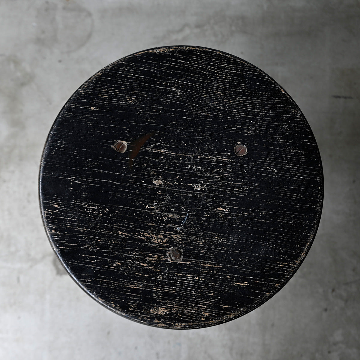 Iron stool  {R-00201}