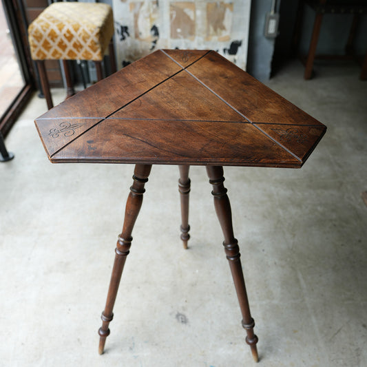 Occasional table{R-00205}