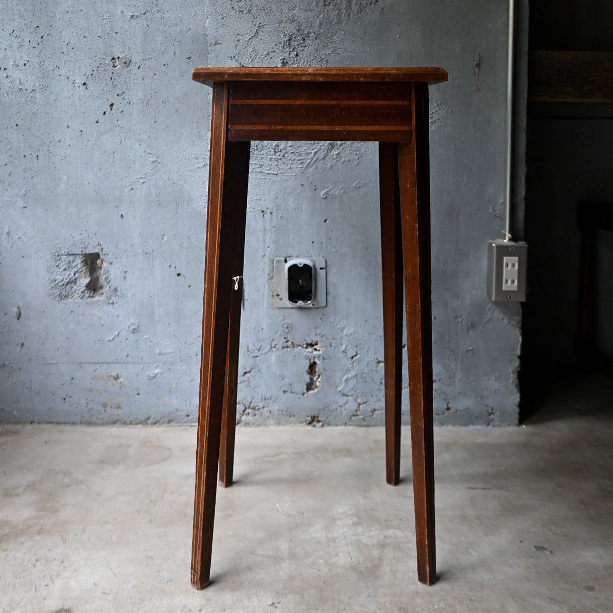 Wood display stand{R-00209}