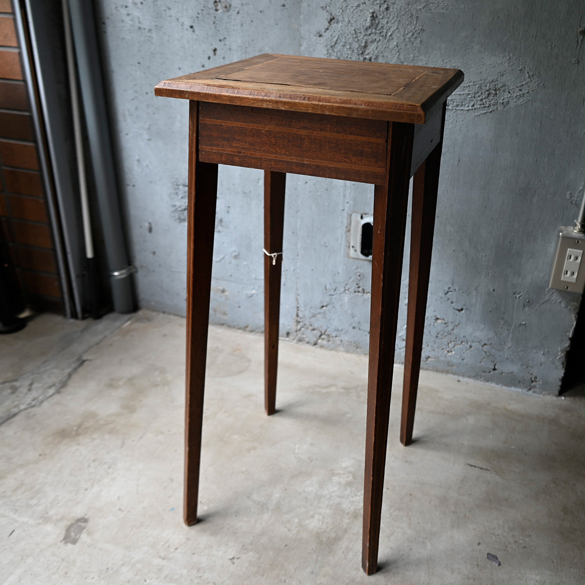 Wood display stand{R-00209}