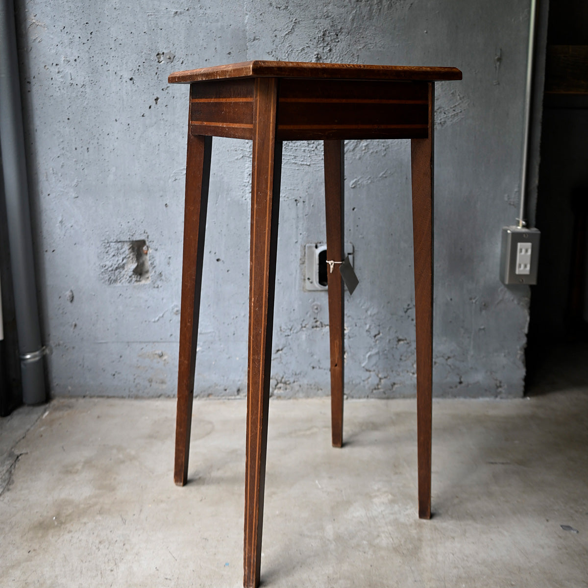 Wood display stand{R-00209}