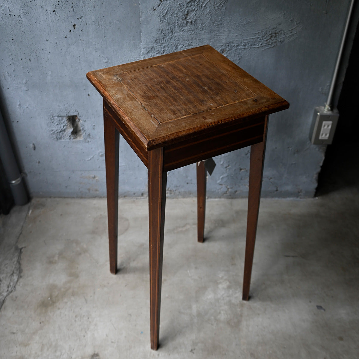 Wood display stand{R-00209}