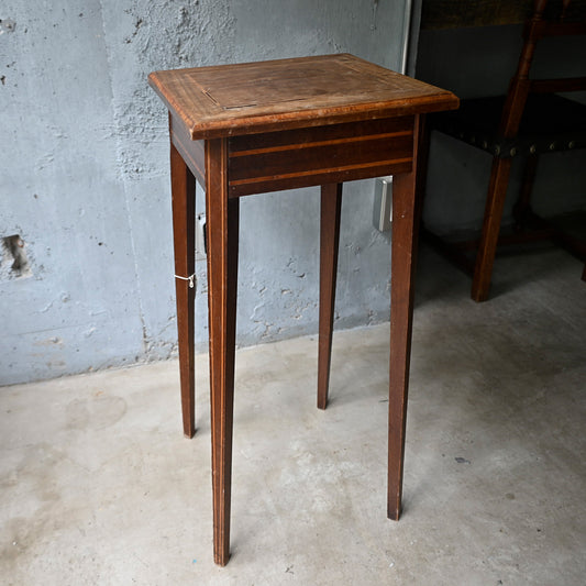 Wood display stand{R-00209}