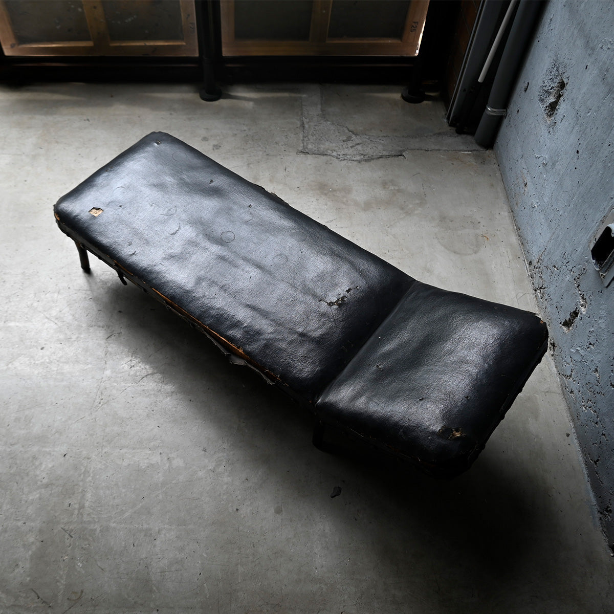 Black short bench{R-00212}
