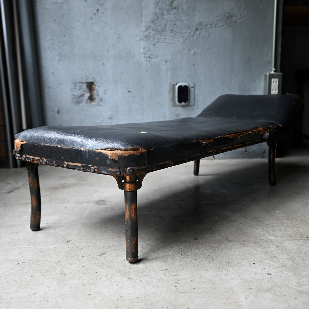 Black short bench{R-00212}