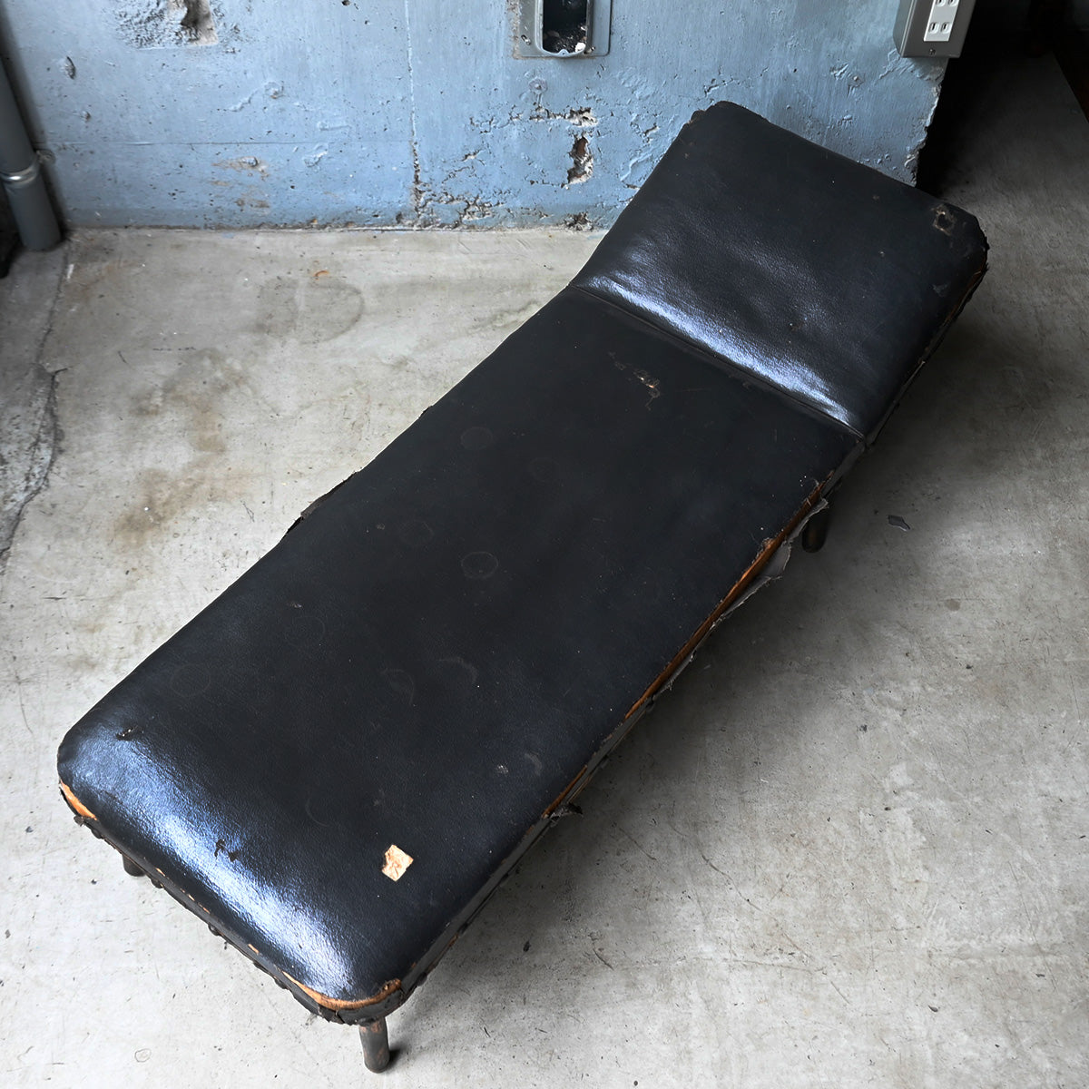 Black short bench{R-00212}