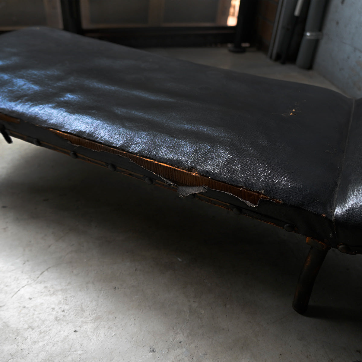 Black short bench{R-00212}