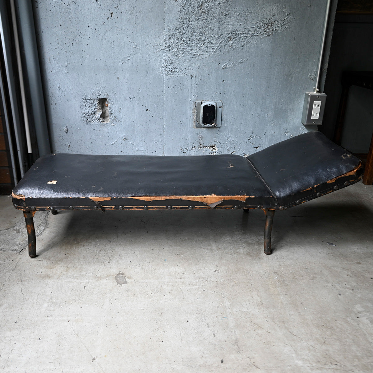 Black short bench{R-00212}