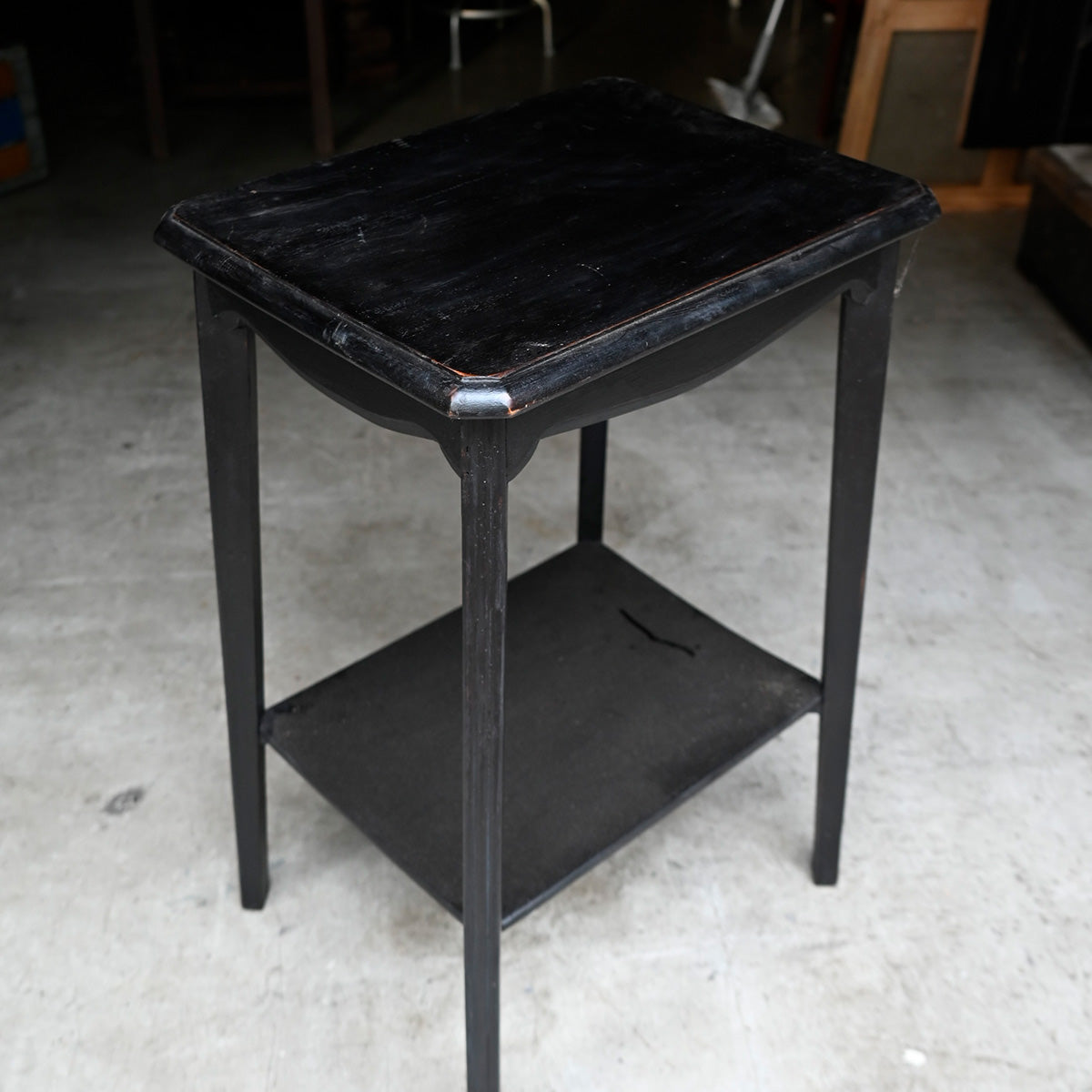 Black paint side table{R-00216}