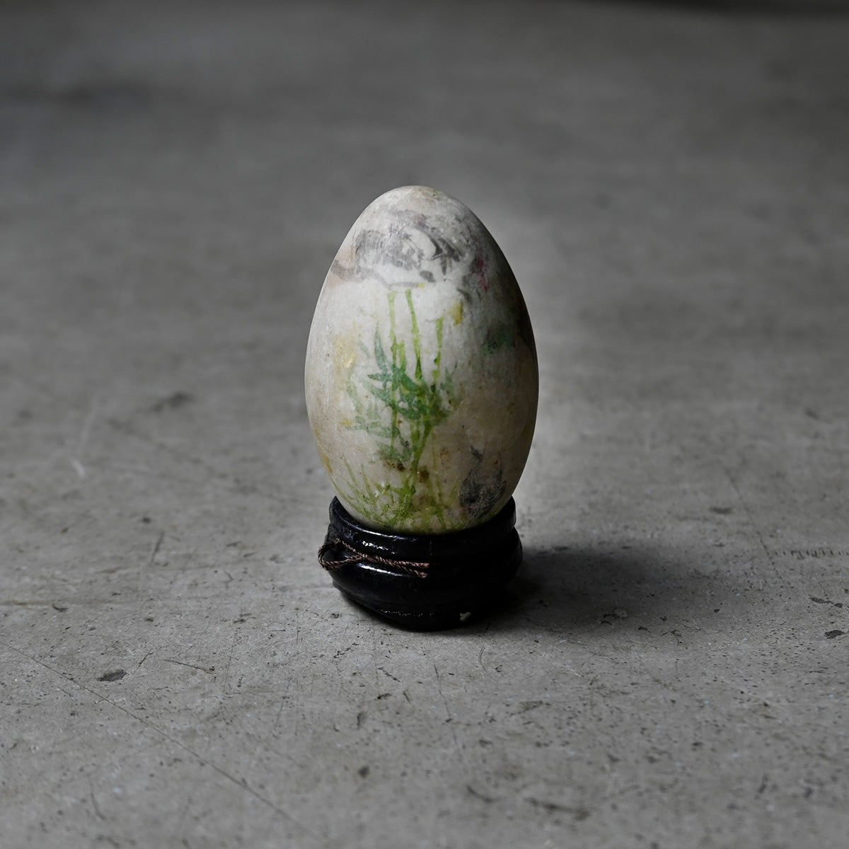 Eggstone & woodstand {R-00615}