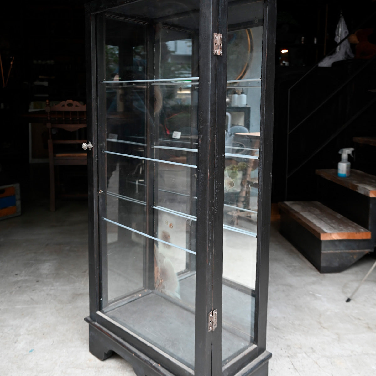 Glass showcase {R-00103}