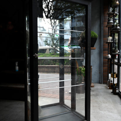 Glass showcase {R-00103}
