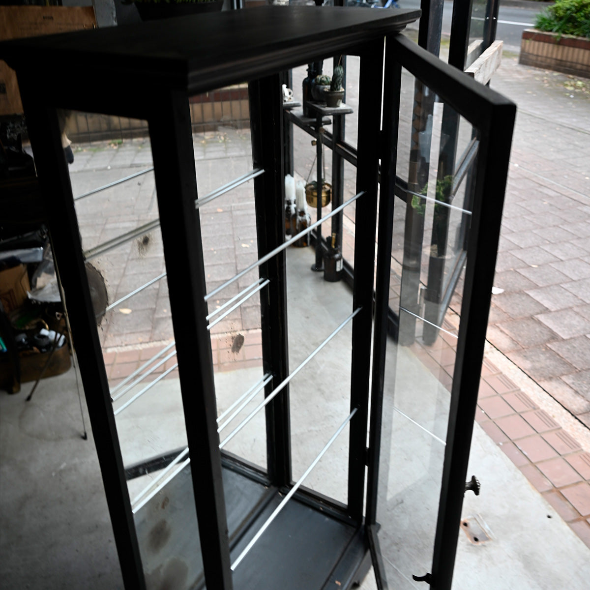 Glass showcase {R-00103}