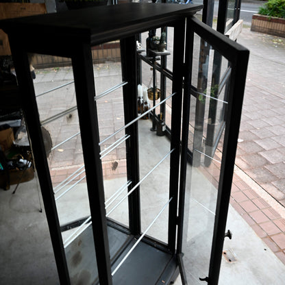 Glass showcase {R-00103}