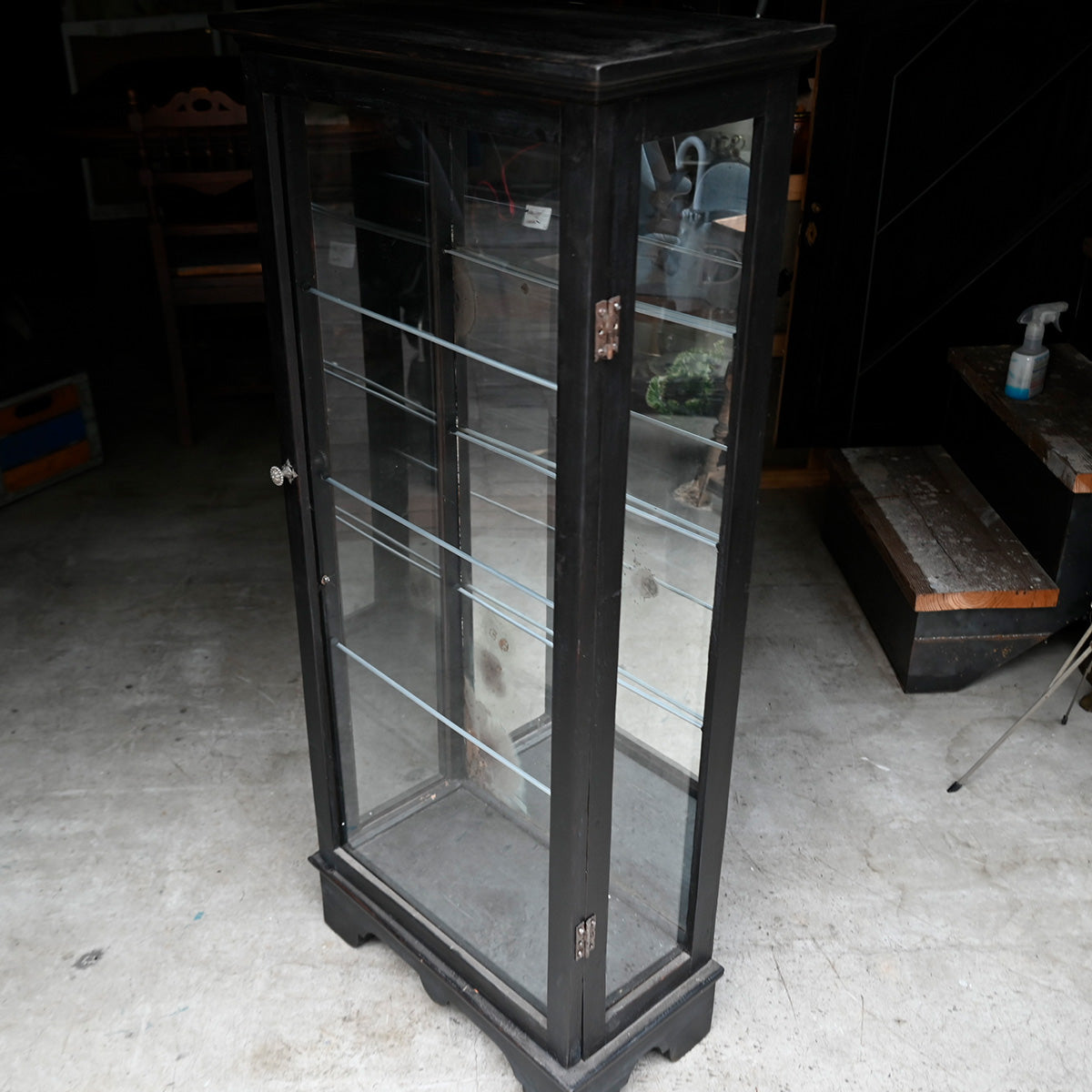 Glass showcase {R-00103}