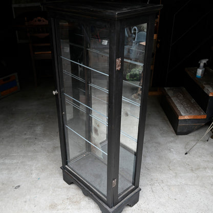 Glass showcase {R-00103}