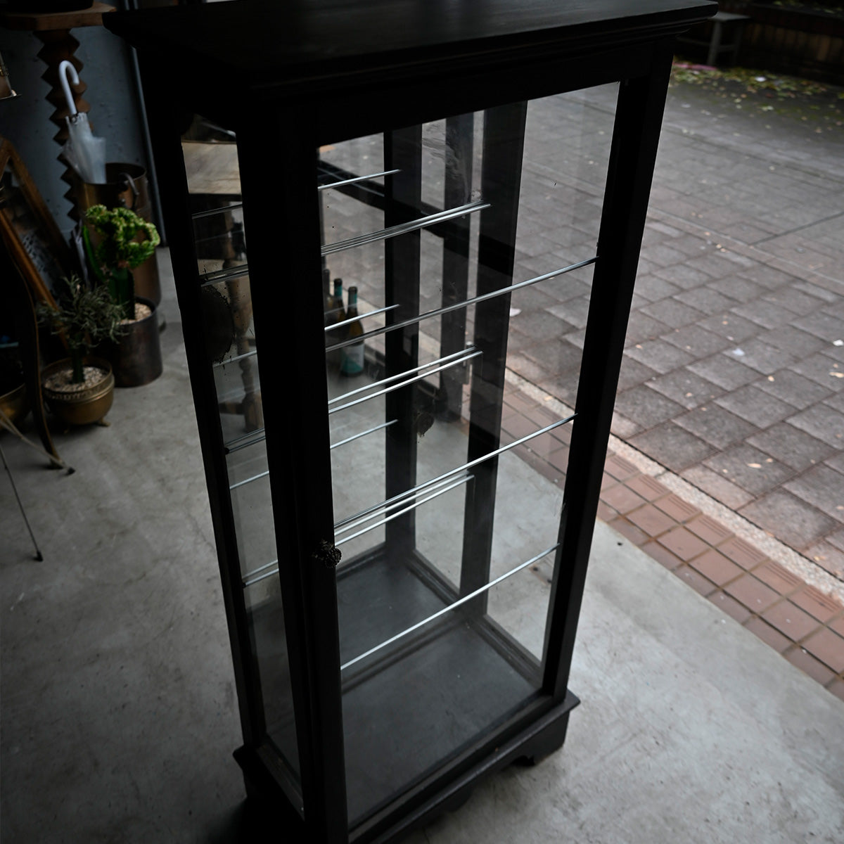 Glass showcase {R-00103}