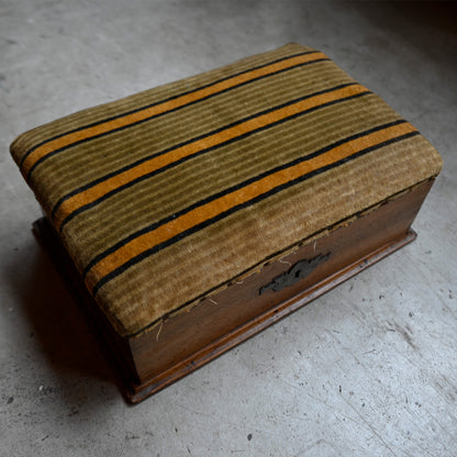 Antique Fabric-Covered Box｛R-00715｝
