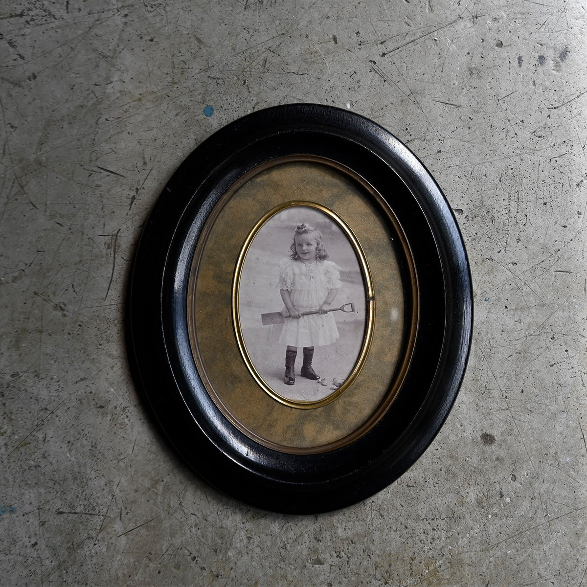 Antique Oval Photo Frame with Vintage Photograph｛ F-00505 ｝