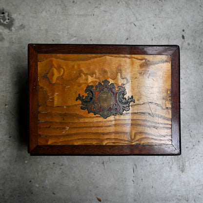 Antique Wooden Box with Crest Decoration｛R-00712｝