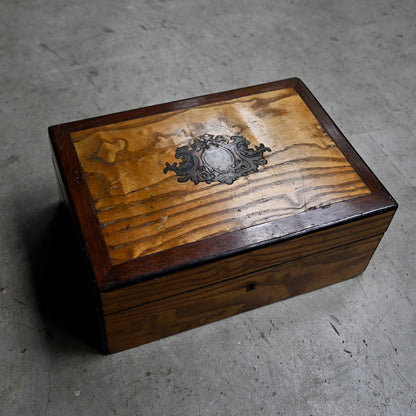 Antique Wooden Box with Crest Decoration｛R-00712｝
