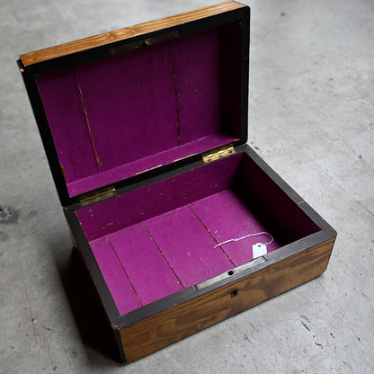 Antique Wooden Box with Crest Decoration｛R-00712｝